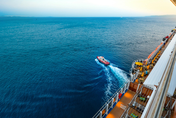 Tug boat and cruise ship edge